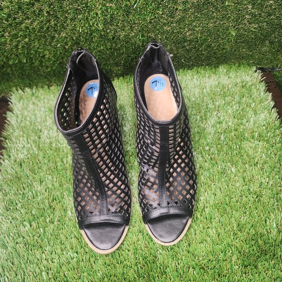 REPORT | Black Leather Caged Bootie in Good Condition - Picture 3 of 5